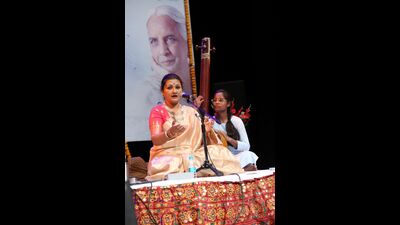 Koyel Dasgupta concluded her performance with popular “Jhoola dhire se jhulao banawari” (HT Photo)