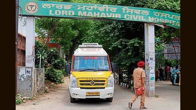 Ludhiana suffers from a scarcity of emergency ambulances equipped with life-saving ventilator facilities. The district currently possesses only 41 basic life-support ambulances. (Manish/HT) Ludhiana suffers from a scarcity of emergency ambulances equipped with life-saving ventilator facilities. The district currently possesses only 41 basic life-support ambulances. (Manish/HT)