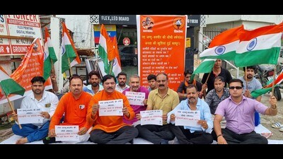 Shiv Sena (UBT) and Sanik Samaj Party unit of J&K staged a silent protest on Saturday against the Centre, accusing it of breaching trust of the people of Jammu, and celebrating 4th anniversary of abrogation of Article 370. (HT Photo)