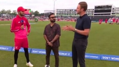 Shaheen Afridi (L) with Dinesh Karthik (c) and Stuart Broad (Twitter)