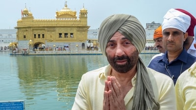 Sunny Deol offers prayers at Golden Temple. (PTI) Sunny Deol offers prayers at Golden Temple. (PTI)