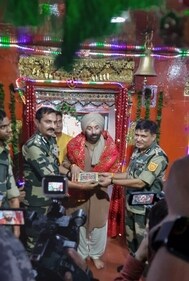 Sunny Deol being felicitated by Border Security Force (BSF) personnel on his visit to Tanot Mata temple. (ANI ) Sunny Deol being felicitated by Border Security Force (BSF) personnel on his visit to Tanot Mata temple. (ANI )