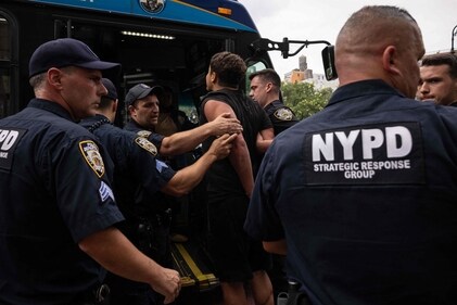 Police officers arrest people during riots sparked by Twitch streamer Kai Cenat, who announced a "givaway" event, in New York's Union Square on August 4, 2023. A New York influencer sparked a surprise gathering of around 2,000 young people in Manhattan on Friday afternoon that degenerated into street violence and left a number of people injured, police announced and arrested.
It all began on Friday, August 4, with a call, on Instagram, from 21-year-old African-American streamer Kai Cenat to meet him in lower Manhattan for a distribution, broadcast live on social networks, of gifts, including PlayStations 5 game consoles. (Photo by Yuki IWAMURA / AFP) (AFP)