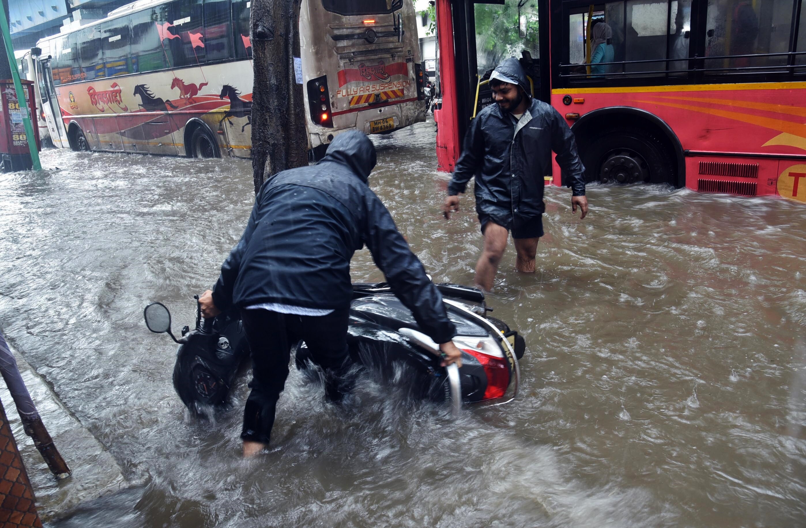 After heavy rain in Thane, there was areas that witnessed water logging on July 27, 2023. (Praful Gangurde / HT Photo)