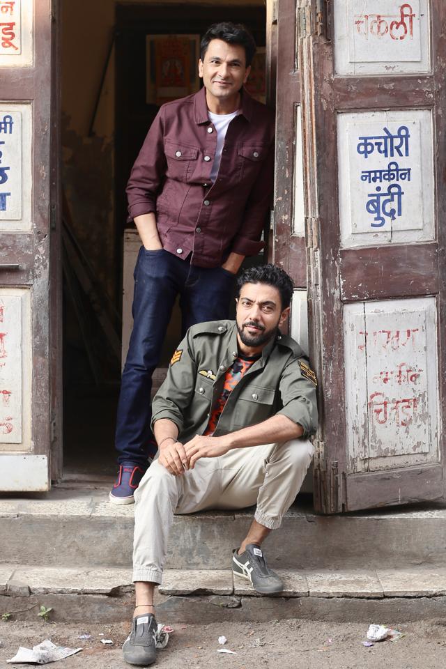 Chefs Ranveer Brar and Vikas Khanna strike a stylish pose Chefs Ranveer Brar and Vikas Khanna strike a stylish pose