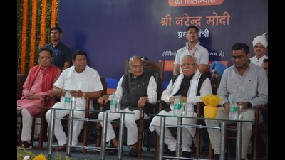 (From right) Chandigarh mayor Anup Gupta, Haryana chief minister Manohar Lal Khattar, Punjab governor Banwarilal Purohit, Haryana speaker Gian Chand Gupta and Panchkula mayor Kulbhushan Goyal during the launch of the Amrit Bharat Station Scheme at the Chandigarh railway station on Sunday. Both Chandigarh and Mohali stations are part of the scheme. (Sant Arora /HT) (From right) Chandigarh mayor Anup Gupta, Haryana chief minister Manohar Lal Khattar, Punjab governor Banwarilal Purohit, Haryana speaker Gian Chand Gupta and Panchkula mayor Kulbhushan Goyal during the launch of the Amrit Bharat Station Scheme at the Chandigarh railway station on Sunday. Both Chandigarh and Mohali stations are part of the scheme. (Sant Arora /HT)