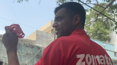 Deepinder Goyal enroute his special delivery of food and friendship bands. (X) Deepinder Goyal enroute his special delivery of food and friendship bands. (X)