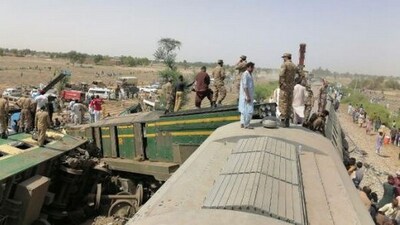 30 killed after train derails in Pakistan (Twitter)