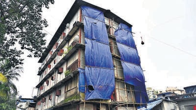 Jai SHiv Sai Building at Bandra East, seems to be on its last legs structurally, with residents claiming that it sways during heavy winds. (Vijay Bate/HT Photo) Jai SHiv Sai Building at Bandra East, seems to be on its last legs structurally, with residents claiming that it sways during heavy winds. (Vijay Bate/HT Photo)