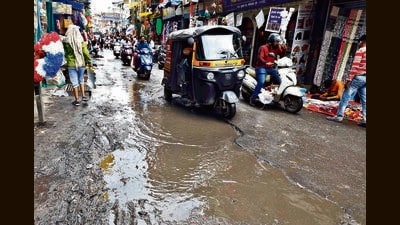 Many roads in Peth areas and central areas are riddled with traffic snarls owing to potholes on the roads. (RAHUL RAUT/ HT PHOTO) Many roads in Peth areas and central areas are riddled with traffic snarls owing to potholes on the roads. (RAHUL RAUT/ HT PHOTO)