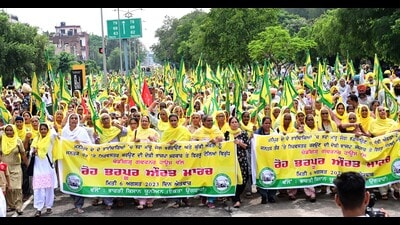 Members of Bharti Kisan Union (Ekta Ugrahan) protesting against the violence in Manipur. (Keshav Singh/HT)