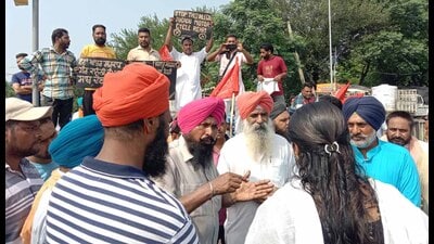 Members of United Trade Union Punjab staged protest at Khanna and blocked National Highway in Ludhiana on Sunday. (HT Photo)