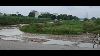 Out of a 4 km stretch, around 200m stretch, leading to Sector 106, is yet to be completed, say residents (HT Photo) Out of a 4 km stretch, around 200m stretch, leading to Sector 106, is yet to be completed, say residents (HT Photo)