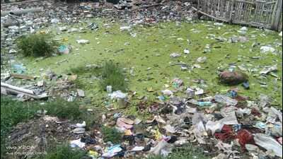 Sewage filth flowing on waterlogged roads is poisoning our lives, say protesting residents. (HT Photo) Sewage filth flowing on waterlogged roads is poisoning our lives, say protesting residents. (HT Photo)