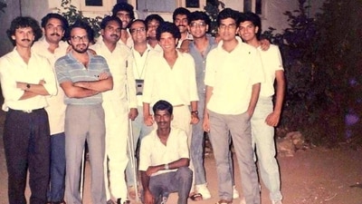 Sachin Tendulkar posing with his friends. (Twitter/@sachin_rt) Sachin Tendulkar posing with his friends. (Twitter/@sachin_rt)