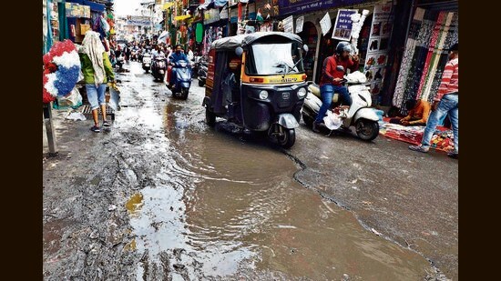 Many roads in Peth areas and central areas are riddled with traffic snarls owing to potholes on the roads. (RAHUL RAUT/ HT PHOTO)