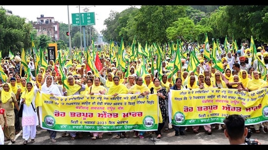 Members of Bharti Kisan Union (Ekta Ugrahan) protesting against the violence in Manipur. (Keshav Singh/HT)