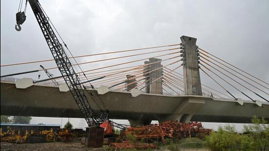 The under construction Barapullah Phase 3 at Sarai Kale Khan in Delhi. (Sanchit Khanna/ HT Photo)