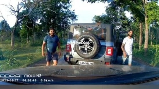 Family stopped by miscreants on road in Bandipur forest, abused| Video