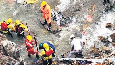 A team of SDRF search for victims of the Gaurikund landslide, 20 people are still missing out of the 23 affected by the incident. (HT Photo) A team of SDRF search for victims of the Gaurikund landslide, 20 people are still missing out of the 23 affected by the incident. (HT Photo)