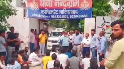 Bajrang Dal members protest outside Nandgram police station in Ghaziabad on Monday. (HT Photo) Bajrang Dal members protest outside Nandgram police station in Ghaziabad on Monday. (HT Photo)