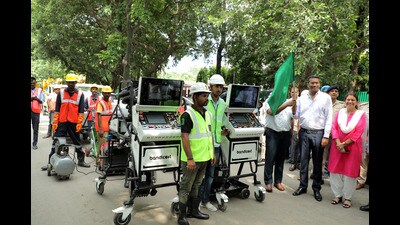 Chandigarh mayor Anup Gupta flagging off the fleet of new machinery from the MC office premises in Sector 17 on Monday. (HT) Chandigarh mayor Anup Gupta flagging off the fleet of new machinery from the MC office premises in Sector 17 on Monday. (HT)