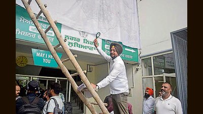 Congress councillors used a lens to see the map of ward delimitation. (HT PHOTO) Congress councillors used a lens to see the map of ward delimitation. (HT PHOTO)