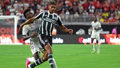 Real Madrid's Brazilian forward Vini Jr. (L) fights for the ball with Manchester United's French defender Raphael Varane (AFP) Real Madrid's Brazilian forward Vini Jr. (L) fights for the ball with Manchester United's French defender Raphael Varane (AFP)