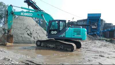 Illegal mining being carried out in Muradpur (Datial) village of Pathankot district. (HT photo)
