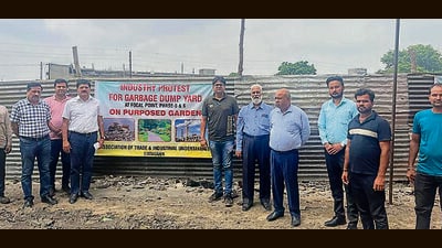 Members of Association of Trade and Industrial Undertakings during the peaceful protest against the garbage dump in Ludhiana. (HT FILE)