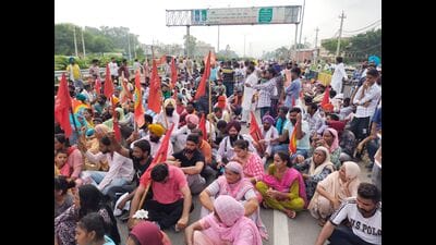 Members of the Powercom and Transco Contract Workers’ Union holding a protest near Bhago Majra toll plaza in Kharar. (HT Photo)