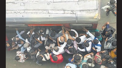 Mumbai, India - Aug. 7, 2023: Commuters wait for buses at a stop during a strike called by drivers of private bus operators, at Andheri, in Mumbai, India, on Monday, August 7, 2023. (Photo by Vijay Bate/ Hindustan Times) (Hindustan Times) Mumbai, India - Aug. 7, 2023: Commuters wait for buses at a stop during a strike called by drivers of private bus operators, at Andheri, in Mumbai, India, on Monday, August 7, 2023. (Photo by Vijay Bate/ Hindustan Times) (Hindustan Times)