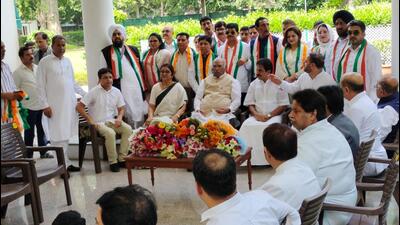 The 21 leaders from J&K, who joined Congress at Delhi pose with party president Mallikarjun Kharge on Monday. (HT File) The 21 leaders from J&K, who joined Congress at Delhi pose with party president Mallikarjun Kharge on Monday. (HT File)