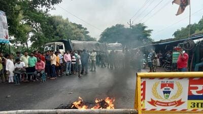 The roads in Ramgarh district remained blocked for six hours as locals staged a demonstration against a restaurant owner’s murder (HT Photo) The roads in Ramgarh district remained blocked for six hours as locals staged a demonstration against a restaurant owner’s murder (HT Photo)