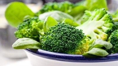 Raw vegetables: Consumption of raw vegetables such as cabbage, cauliflower, and broccoli can cause gas in the mother’s bowel; there is also possibility for mother to suffer from food poisoning. (Shutterstock) Raw vegetables: Consumption of raw vegetables such as cabbage, cauliflower, and broccoli can cause gas in the mother’s bowel; there is also possibility for mother to suffer from food poisoning. (Shutterstock)