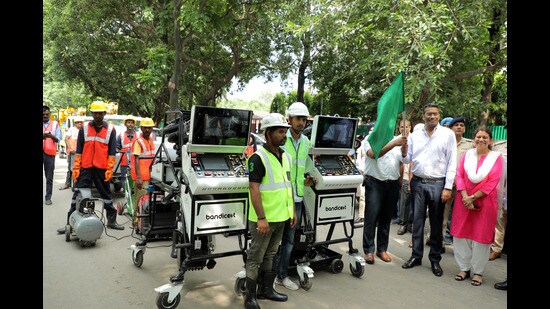 Chandigarh mayor Anup Gupta flagging off the fleet of new machinery from the MC office premises in Sector 17 on Monday. (HT)