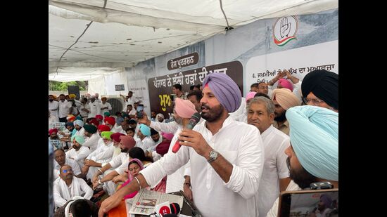 State party chief Amarinder Singh Raja Warring addresses a gathering in Mansa on Monday. (HT photo)