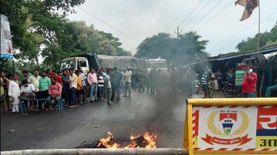 The roads in Ramgarh district remained blocked for six hours as locals staged a demonstration against a restaurant owner’s murder (HT Photo)
