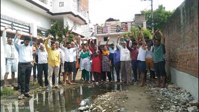 A protest was staged by residents on Tuesday to highlight the dire sanitation situation in Faizullaganj. (HT Photo)