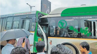 After a PMPML probe found that the accident that took place at BRT corridor last week involving two of its buses was due to one of the drivers being on double shift, the administration has decided to do away with double shift for its drivers. (HT)