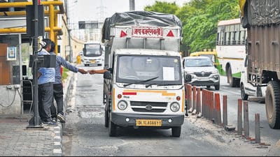 At present, there is a two-lane toll plaza on the Delhi-Meerut expressway which sees frequent traffic snarls. (Sanchit Khanna/HT PHOTO) At present, there is a two-lane toll plaza on the Delhi-Meerut expressway which sees frequent traffic snarls. (Sanchit Khanna/HT PHOTO)