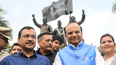 Lieutenant governor VK Saxena and chief minister Arvind Kejriwal at Shaheedi Park on Tuesday. (Raj K Raj/HT Photo)