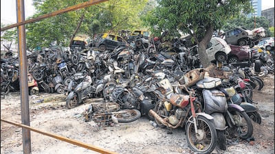Mumbai, India - Aug. 8, 2023:Abandoned vehicle kept at Mahalaxmi, in Mumbai, India, on Tuesday, August 8, 2023. (Photo by Anshuman Poyrekar/ Hindustan Times) (Hindustan Times)