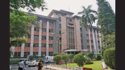 Private companies might be requested to tweak their office timings to enable employees travel in batches to avoid traffic congestion by PMC. (HT PHOTO) Private companies might be requested to tweak their office timings to enable employees travel in batches to avoid traffic congestion by PMC. (HT PHOTO)