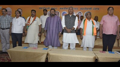 Punjab Bharatiya Janata Party (BJP) chief Sunil Jakhar along with other leaders in Ludhiana. (HT photo)