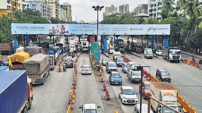 Thane, India - August, 08, 2023: Toll naka at Mulund on Eastern express highway, Aditya Thackeray demanded to close the toll naka at the entry point of Mumbai due to the bad condition of the roads and potholes , in Thane, in Mumbai, India, on,Tuesday, August, 08, 2023. ( Praful Gangurde / HT Photo ) (Hindustan Times)