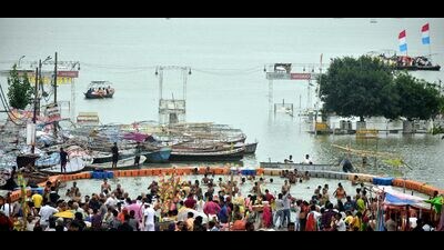 The Ganga receded by 8 cm at Phaphamau and Chhatnag between 12 pm and 4 pm. (HT Photo)