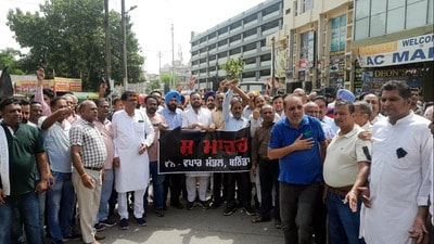 Traders and political party leaders stage a protest in Bathinda on Tuesday. (HT photo) Traders and political party leaders stage a protest in Bathinda on Tuesday. (HT photo)