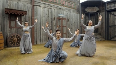 Kathak dancers delivering a performance to Calm Down. (YouTube/Kumar Sharma) Kathak dancers delivering a performance to Calm Down. (YouTube/Kumar Sharma)
