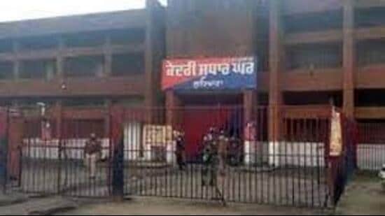 22 mobile phones seized from central jail in Ludhiana. (HT PHOTO)